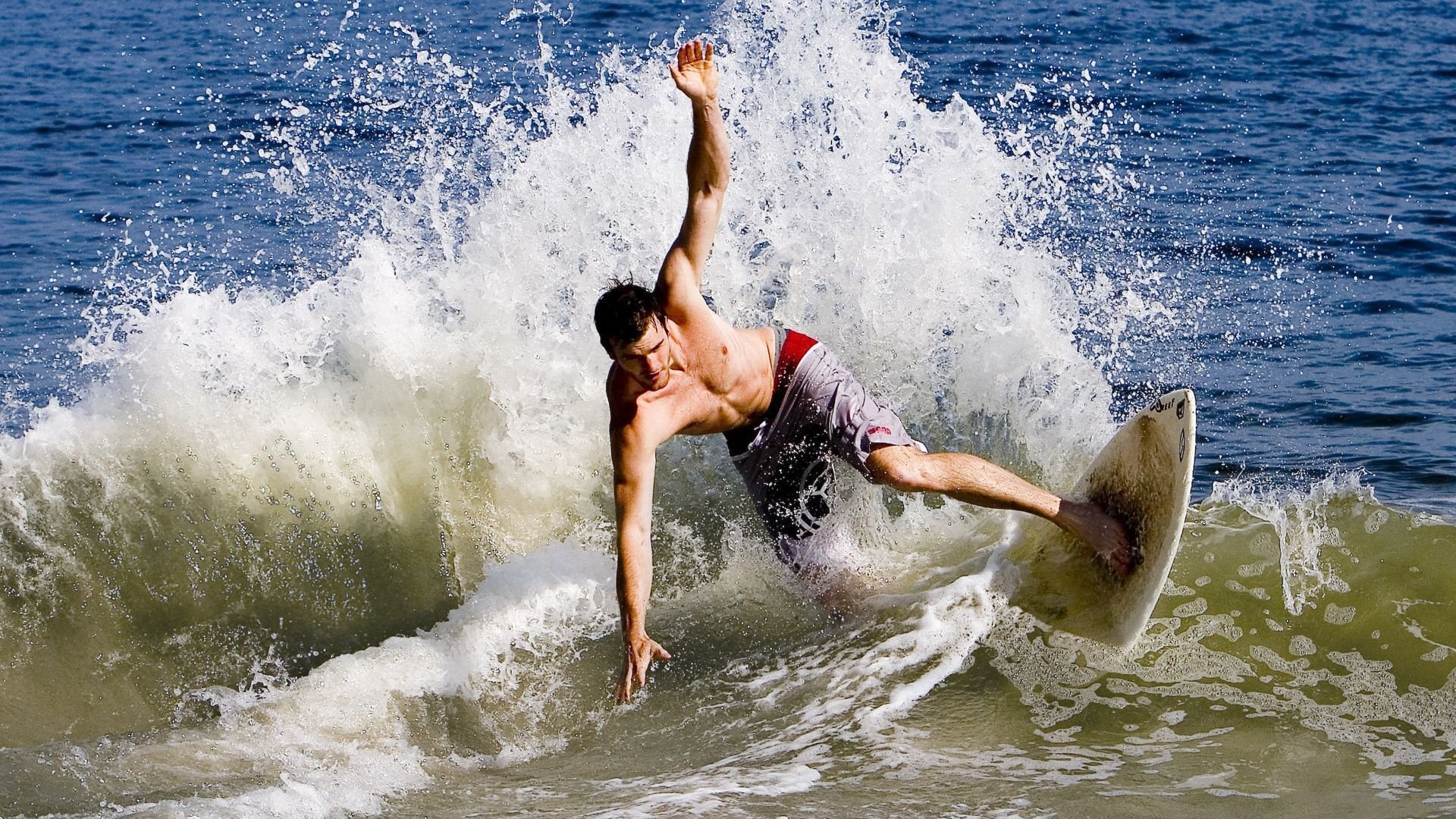 开云体育世界杯-西甲德比战火映照伊拉克奇迹，足球如何缝合破碎的世界